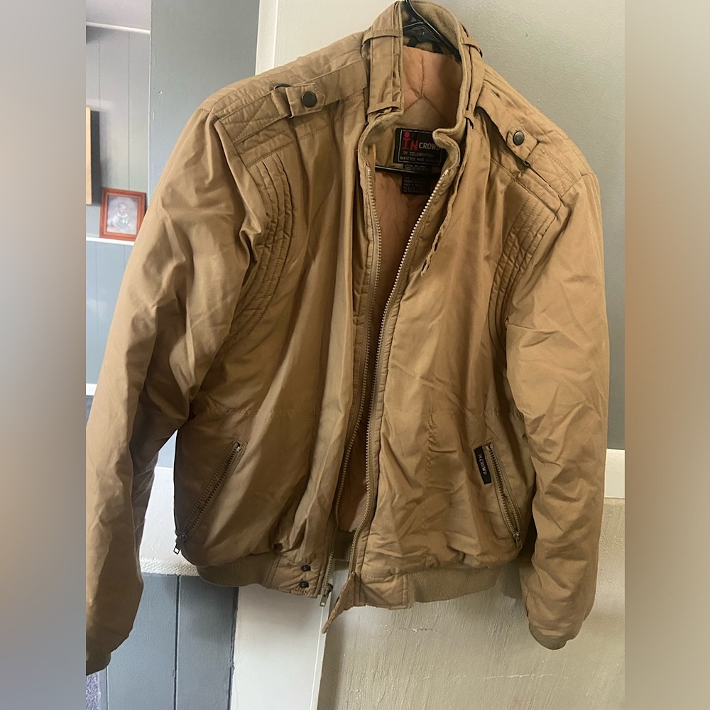 IN CROWD by Celebration. Beige puffer. MEDIUM